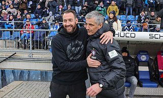 Arminia-Trainer Mitch Kniat (l., mit FCE-Coach Jens Härtel) ist nach dem 2:1-Sieg über Aue erleichtert. - Oliver Krato Arminia-Trainer Mitch Kniat (l., mit FCE-Coach Jens Härtel) ist nach dem 2:1-Sieg über Aue erleichtert. - Oliver Krato