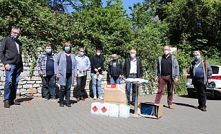 Günter Helling (v. l.) Wolfgang Hildesheim, Norika Creuzmann, Ralf Barrenstein, Payam Sameni, Thorsten Driller, Volker Bastert und Willi Ernst sowie Manfred Borchert nehmen die Schutzmaterialien entgegen. - Mareike Gröneweg Günter Helling (v. l.) Wolfgang Hildesheim, Norika Creuzmann, Ralf Barrenstein, Payam Sameni, Thorsten Driller, Volker Bastert und Willi Ernst sowie Manfred Borchert nehmen die Schutzmaterialien entgegen. - Mareike Gröneweg