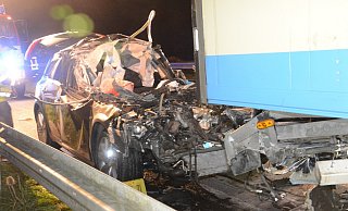 Total zerstört: Das Auto geriet unter den Sattelzug-Auflieger. - Andreas Eickhoff Total zerstört: Das Auto geriet unter den Sattelzug-Auflieger. - Andreas Eickhoff