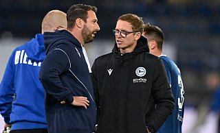 Arminia Bielefelds Sport-Geschäftsführer Michael Mutzel (r.) verteidigt den taktischen Plan, den sich Trainer Mitch Kniat für das Spiel gegen Cottbus ausgedacht hatte. - Teresa Kroeger Arminia Bielefelds Sport-Geschäftsführer Michael Mutzel (r.) verteidigt den taktischen Plan, den sich Trainer Mitch Kniat für das Spiel gegen Cottbus ausgedacht hatte. - Teresa Kroeger