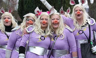 Schweine im Weltall: Die geklonte Miss Piggy war beim Umzug des Carnevalvereins Weserbrücke ohne ihre Crewmitglieder Captain Link Ringelschwanz und den geheimnisvollen Dr. Julius Speckschwarte unterwegs. - Torsten Wegener Schweine im Weltall: Die geklonte Miss Piggy war beim Umzug des Carnevalvereins Weserbrücke ohne ihre Crewmitglieder Captain Link Ringelschwanz und den geheimnisvollen Dr. Julius Speckschwarte unterwegs. - Torsten Wegener