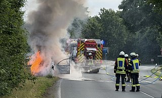 Der Pkw brannte an der Einmündung des Buchenhofs zur Paderborner Straße in Borchen vollständig aus. - Feuerwehr Borchen Der Pkw brannte an der Einmündung des Buchenhofs zur Paderborner Straße in Borchen vollständig aus. - Feuerwehr Borchen