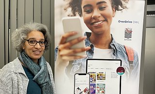 Bücherei-Mitarbeiterin Juliana Fadire stellt die neue Bibliotheks-Lese-App Libby vor. - Elke Niedringhaus-Haasper Bücherei-Mitarbeiterin Juliana Fadire stellt die neue Bibliotheks-Lese-App Libby vor. - Elke Niedringhaus-Haasper