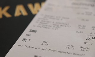 Noch wird auf Speisen in Restaurants eine Mehrwertsteuer von 19 Prozent erhoben. Dieser Satz soll jedoch auf sieben Prozent gesenkt werden. - Holger Kosbab Noch wird auf Speisen in Restaurants eine Mehrwertsteuer von 19 Prozent erhoben. Dieser Satz soll jedoch auf sieben Prozent gesenkt werden. - Holger Kosbab