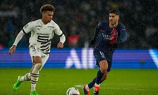 Désiré Doué im Trikot von Stade Rennes wird künftig für Paris Saint-Germain spielen. - Michel Euler/AP/dpa Désiré Doué im Trikot von Stade Rennes wird künftig für Paris Saint-Germain spielen. - Michel Euler/AP/dpa