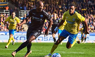 David Kinsombi (l.), hier gegen Braunschweigs Anton Donkor, scheint beim SC Paderborn seine neue Rolle gefunden zu haben. - Imago Images David Kinsombi (l.), hier gegen Braunschweigs Anton Donkor, scheint beim SC Paderborn seine neue Rolle gefunden zu haben. - Imago Images