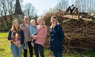 Isa Gläsker (evangelische Jugend Hiddenhausen, v. l.), Berni Schmidt (Presbyterium), Elias, Rebekka Schröder (Bezirksausschuss Hiddenhausen in der Stephanus-Gemeinde) und Anna von Consbruch laden zum Osterfeuer auf der Wiese hinter der St. Gangolf-Kirche ein. - Ralf Bittner Isa Gläsker (evangelische Jugend Hiddenhausen, v. l.), Berni Schmidt (Presbyterium), Elias, Rebekka Schröder (Bezirksausschuss Hiddenhausen in der Stephanus-Gemeinde) und Anna von Consbruch laden zum Osterfeuer auf der Wiese hinter der St. Gangolf-Kirche ein. - Ralf Bittner