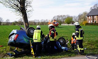 Einsatzkräfte sichern das Wrack des Fords. - Christian Mathiesen Einsatzkräfte sichern das Wrack des Fords. - Christian Mathiesen