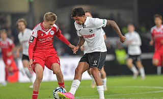 Verls Torschütze Oliver Bastista Meier (r.) tunnelt beim OWL-Duell Arminia Bielefelds Sam Schreck. - Jens Dünhölter Verls Torschütze Oliver Bastista Meier (r.) tunnelt beim OWL-Duell Arminia Bielefelds Sam Schreck. - Jens Dünhölter