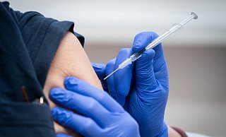 Eine Pflegekraft wird gegen das Coronavirus geimpft. - Foto: Kay Nietfeld/dpa Eine Pflegekraft wird gegen das Coronavirus geimpft. - Foto: Kay Nietfeld/dpa