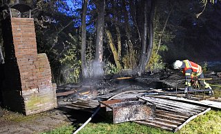 Alles verbrannt: Die Feuerwehr konnte die Hütte nicht mehr retten - etliche Bäume in unmittelbarer Umgebung aber offenbar so gerade noch. - Barbara Franke Alles verbrannt: Die Feuerwehr konnte die Hütte nicht mehr retten - etliche Bäume in unmittelbarer Umgebung aber offenbar so gerade noch. - Barbara Franke
