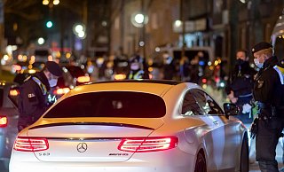 Polizisten kontrollieren den Fahrer eines Mercedes-Sportwagens . - Symbolfoto: Bernd Thissen / dpa Polizisten kontrollieren den Fahrer eines Mercedes-Sportwagens . - Symbolfoto: Bernd Thissen / dpa