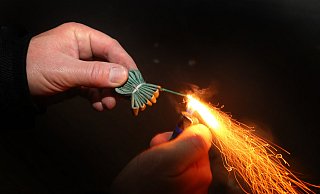 Nach dem Anzünden der Feuerwerkskörper sollte ausreichend Sicherheitsabstand gehalten werden, rät die Feuerwehr. - Picture Alliance Nach dem Anzünden der Feuerwerkskörper sollte ausreichend Sicherheitsabstand gehalten werden, rät die Feuerwehr. - Picture Alliance