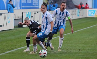 Bei der 1:2-Niederlage im Hinspiel gab es für Louis Oppie (l.) und den DSC Arminia im Rostocker Ostseestadion kaum ein Durchkommen. - IMAGO/Lobeca Bei der 1:2-Niederlage im Hinspiel gab es für Louis Oppie (l.) und den DSC Arminia im Rostocker Ostseestadion kaum ein Durchkommen. - IMAGO/Lobeca