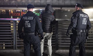 Die Bundespolizisten mussten ihr Pfefferspray einsetzen, um den wütenden Mann zu überwältigen. - Symbolfoto: dpa / Paul Zinken Die Bundespolizisten mussten ihr Pfefferspray einsetzen, um den wütenden Mann zu überwältigen. - Symbolfoto: dpa / Paul Zinken