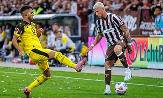 Louis Oppie (r.) tanzt den Dortmunder Yan Couto aus. Mit St. Pauli ist der Ex-Bielefelder stark in die Saison gestartet. - IMAGO/Lobeca Louis Oppie (r.) tanzt den Dortmunder Yan Couto aus. Mit St. Pauli ist der Ex-Bielefelder stark in die Saison gestartet. - IMAGO/Lobeca