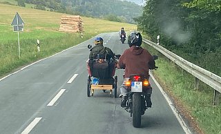 Die beiden Jugendlichen eskortieren den 86-Jährigen mit seinem leer gefahrenen E-Dreirad nach Ovenhausen. - Polizei Höxter Die beiden Jugendlichen eskortieren den 86-Jährigen mit seinem leer gefahrenen E-Dreirad nach Ovenhausen. - Polizei Höxter