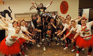 Echte Fründe stohn zesamme! In Nieheim begeisterten die Freundinnen und Freunde des Prinzenpaares mit einer tollen Tanzshow. - Josef Köhne Echte Fründe stohn zesamme! In Nieheim begeisterten die Freundinnen und Freunde des Prinzenpaares mit einer tollen Tanzshow. - Josef Köhne