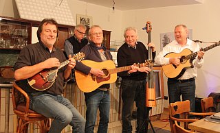 Eckardt Koch (v. l.), Bernhard Adler, Wolfgang Ramforth und Bernd Beckmann proben vor der alten Theke der ehemaligen Kneipe. - Britta Bohnenkamp-Schmidt Eckardt Koch (v. l.), Bernhard Adler, Wolfgang Ramforth und Bernd Beckmann proben vor der alten Theke der ehemaligen Kneipe. - Britta Bohnenkamp-Schmidt