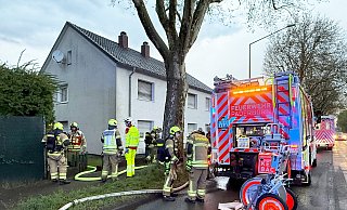 Bei einem Küchenbrand in einem Mehrparteienhaus an der Detmolder Straße wurde am Sonntagabend eine Bewohnerin leicht verletzt. - Ralph Meyer Bei einem Küchenbrand in einem Mehrparteienhaus an der Detmolder Straße wurde am Sonntagabend eine Bewohnerin leicht verletzt. - Ralph Meyer