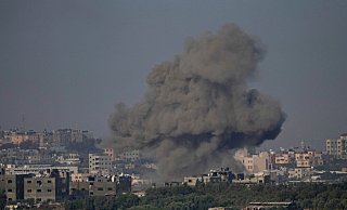 Nach einem israelischen Luftangriff im Gazastreifen steigt starker Rauch auf. - Ariel Schalit/AP/dpa Nach einem israelischen Luftangriff im Gazastreifen steigt starker Rauch auf. - Ariel Schalit/AP/dpa