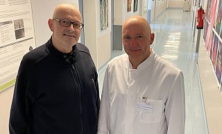 Speiseröhrenkrebs-Patient Patrick Lenz aus Rheda-Wiedenbrück und sein Arzt Jens Höppner treffen sich wenige Tage nach der Operation im Klinikum Lippe wieder. - Carolin Nieder-Entgelmeier Speiseröhrenkrebs-Patient Patrick Lenz aus Rheda-Wiedenbrück und sein Arzt Jens Höppner treffen sich wenige Tage nach der Operation im Klinikum Lippe wieder. - Carolin Nieder-Entgelmeier