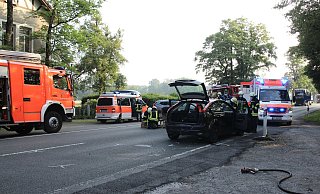 Beide beteiligten Fahrzeuge wurden bei dem Unfall erheblich beschädigt und mussten abgeschleppt werden. - Thorsten Heß Beide beteiligten Fahrzeuge wurden bei dem Unfall erheblich beschädigt und mussten abgeschleppt werden. - Thorsten Heß
