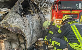 Der Fahrzeugbrand nahe Auenhausen. Der Mercedes brannte komplett aus – der Fahrer bliebt unverletzt. - FFW Brakel Der Fahrzeugbrand nahe Auenhausen. Der Mercedes brannte komplett aus – der Fahrer bliebt unverletzt. - FFW Brakel