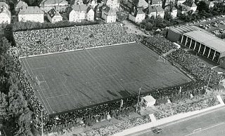 Von oben sah es sehr voll aus: Arminia gegen Tennis Borussia Berlin am 4. Juni 1970 auf der Alm. - Günter Rudolf Von oben sah es sehr voll aus: Arminia gegen Tennis Borussia Berlin am 4. Juni 1970 auf der Alm. - Günter Rudolf