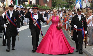 Das Königspaar Felix Pohlmann und Regina Scheike in Begleitung von Oberst Andreas Veith und Adjutant Michael Nolte beim Festumzug durch Bad Wünnenberg. - Johannes Büttner Das Königspaar Felix Pohlmann und Regina Scheike in Begleitung von Oberst Andreas Veith und Adjutant Michael Nolte beim Festumzug durch Bad Wünnenberg. - Johannes Büttner