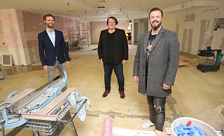 Franz Klingenthal (v. l.) und die Brüder Christoph und Lars Hesse stehen auf der Baustelle des neuen Restaurants Kawaii. - Mareike Gröneweg Franz Klingenthal (v. l.) und die Brüder Christoph und Lars Hesse stehen auf der Baustelle des neuen Restaurants Kawaii. - Mareike Gröneweg