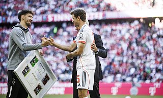 Große Ehre: Yannick Langesberg (l.), Teammanager von Erstligist Borussia Mönchengladbach und früherer Profi des SC Verl, überreicht Bayern-Legende Thomas Müller (r.) anlässlich dessen letzten FCB-Heimspiels ein Präsent. - Lena Ullrich/Borussia Mönchengladbach Große Ehre: Yannick Langesberg (l.), Teammanager von Erstligist Borussia Mönchengladbach und früherer Profi des SC Verl, überreicht Bayern-Legende Thomas Müller (r.) anlässlich dessen letzten FCB-Heimspiels ein Präsent. - Lena Ullrich/Borussia Mönchengladbach