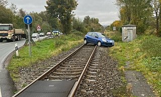 Ein Kleinwagen blockiert die Gleise neben der Bundesstraße 64. - Polizei Ein Kleinwagen blockiert die Gleise neben der Bundesstraße 64. - Polizei