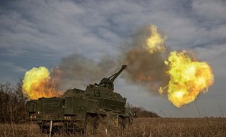 Eine ukrainische 152-mm-Panzerhaubitze Dana feuert auf russische Stellungen in der Region Donezk. - Roman Chop/AP/dpa Eine ukrainische 152-mm-Panzerhaubitze Dana feuert auf russische Stellungen in der Region Donezk. - Roman Chop/AP/dpa