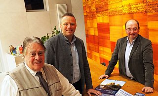 Der Landtagsabgeordnete Matthias Goeken (m.), Komponist Walter Steffens (l.) und Hans Hermann Jansen (r.) planen die Uraufführung für das Jubiläum vom Kloster Corvey und die Landesgartenschau. - Josef Köhne Der Landtagsabgeordnete Matthias Goeken (m.), Komponist Walter Steffens (l.) und Hans Hermann Jansen (r.) planen die Uraufführung für das Jubiläum vom Kloster Corvey und die Landesgartenschau. - Josef Köhne