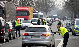 Der Verkehr auf der Marienfelder Straße musste zwischenzeitlich von der Polizei geregelt werden. - Andreas Frücht Der Verkehr auf der Marienfelder Straße musste zwischenzeitlich von der Polizei geregelt werden. - Andreas Frücht