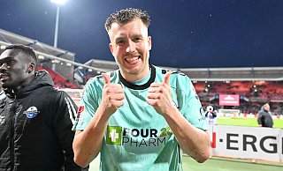 SCP-Keeper Pelle Boevink reckt nach dem Sieg in Nürnberg die Daumen in die Höhe. Der Niederländer war einer der Garanten für den Erfolg im Frankenland. - Imago Images/Sportfoto Zink SCP-Keeper Pelle Boevink reckt nach dem Sieg in Nürnberg die Daumen in die Höhe. Der Niederländer war einer der Garanten für den Erfolg im Frankenland. - Imago Images/Sportfoto Zink