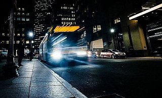 Viele Nachtschwärmer nutzen den Nachtbus, um schnell, kostengünstig und vor allem angstfrei nach Hause zu gelangen. Für zwei junge Frauen aus Hövelhof entpuppte sich der Heimweg jedoch als Schreckensfahrt. - Pixabay (Symbolbild) Viele Nachtschwärmer nutzen den Nachtbus, um schnell, kostengünstig und vor allem angstfrei nach Hause zu gelangen. Für zwei junge Frauen aus Hövelhof entpuppte sich der Heimweg jedoch als Schreckensfahrt. - Pixabay (Symbolbild)