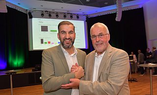 CDU-Stadtverbandschef Ischo Can feiert am Wahlabend in der Gütersloher Stadthalle mit dem scheidenden Fraktionschef Heiner Kollemeyer. Wer dessen Nachfolger werden soll, ist derzeit noch unklar. - sport/presse/foto Dünhölter CDU-Stadtverbandschef Ischo Can feiert am Wahlabend in der Gütersloher Stadthalle mit dem scheidenden Fraktionschef Heiner Kollemeyer. Wer dessen Nachfolger werden soll, ist derzeit noch unklar. - sport/presse/foto Dünhölter