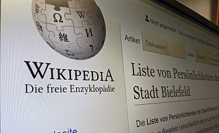 Eine Menge Bielefelder finden sich auf Wikipedia. Mehr als eine Million Klicks haben allerdings nur wenige. - Julia Lichtnecker Eine Menge Bielefelder finden sich auf Wikipedia. Mehr als eine Million Klicks haben allerdings nur wenige. - Julia Lichtnecker