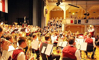 Das Stahler Blasorchester (vorn) beim Gemeinschaftsspiel mit zusammen über 150 Musikern. - Burkhard Battran Das Stahler Blasorchester (vorn) beim Gemeinschaftsspiel mit zusammen über 150 Musikern. - Burkhard Battran