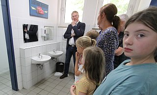 Bei der Ortsbesichtigung waren auch Bürgermeister Andreas Hüffmann und Schulamtsleiter Uwe Schröder mit dabei. - Björn Kenter Bei der Ortsbesichtigung waren auch Bürgermeister Andreas Hüffmann und Schulamtsleiter Uwe Schröder mit dabei. - Björn Kenter