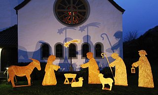 Vom Einbruch der Dunkelheit bis in den späten Abend werden die Figuren vor der evangelischen Kirche in Altenbeken angestrahlt. - Kurt Blaschke Vom Einbruch der Dunkelheit bis in den späten Abend werden die Figuren vor der evangelischen Kirche in Altenbeken angestrahlt. - Kurt Blaschke