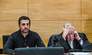 Der Angeklagte Hüseyin A. mit seinem Rechtsanwalt Gerhard Strate. - Paul Brinkmann Der Angeklagte Hüseyin A. mit seinem Rechtsanwalt Gerhard Strate. - Paul Brinkmann