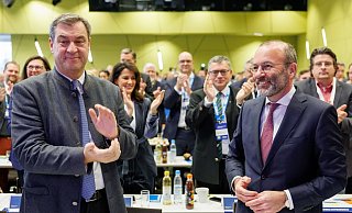 Manfred Weber steht neben Bayerns Ministerpräsident Markus Söder (CSU) bei der CSU-Delegiertenversammlung zur Europawahl in Nürnberg. - Daniel Karmann/dpa Manfred Weber steht neben Bayerns Ministerpräsident Markus Söder (CSU) bei der CSU-Delegiertenversammlung zur Europawahl in Nürnberg. - Daniel Karmann/dpa