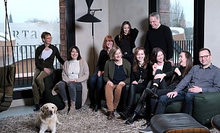 Das Moysig-Team (mit Dirk Moysig stehend am rechten Fenster) hat sich lässig in Szene gesetzt. - Momentaufnahme Marius Ahlers Das Moysig-Team (mit Dirk Moysig stehend am rechten Fenster) hat sich lässig in Szene gesetzt. - Momentaufnahme Marius Ahlers