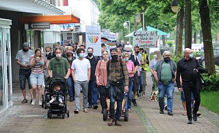 Zahlreiche Menschen nahmen im vergangenen Jahr an den so genannten "Friedensspaziergängen" in Espelkamp teil. Die Stadt Espelkamp verhängte Bußgelder wegen Maskenverstößen und dagegen wehren sich Bürger vor dem Amtsgericht Rahden. - Archiv Joern Spreen-Ledebur Zahlreiche Menschen nahmen im vergangenen Jahr an den so genannten "Friedensspaziergängen" in Espelkamp teil. Die Stadt Espelkamp verhängte Bußgelder wegen Maskenverstößen und dagegen wehren sich Bürger vor dem Amtsgericht Rahden. - Archiv Joern Spreen-Ledebur
