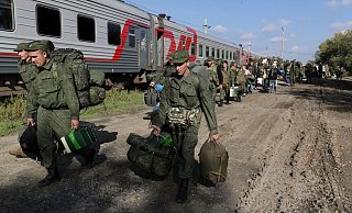 Russische Rekruten auf einem Bahnhof in Prudboi in der Region Wolgograd. - AP/dpa Russische Rekruten auf einem Bahnhof in Prudboi in der Region Wolgograd. - AP/dpa