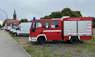 Im Gütersloher Stadtteil Avenwedde reiht sich ein Feuerwehrwagen in die angebotenen Gebrauchtwagen eines Autohauses ein. - Christian Bröder Im Gütersloher Stadtteil Avenwedde reiht sich ein Feuerwehrwagen in die angebotenen Gebrauchtwagen eines Autohauses ein. - Christian Bröder
