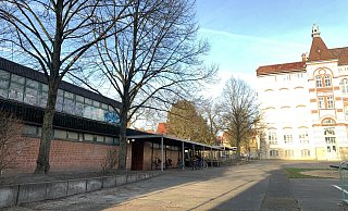 Die neue Grundschule Gellershagen ist aktuell in der ehemaligen Gutenbergschule (r.) untergebracht. Das Dach der Sporthalle (l.) ist der Bauzeit entsprechend mit Welleternitplatten eingedeckt. Die enthalten Asbestfasern. - Ivonne Michel Die neue Grundschule Gellershagen ist aktuell in der ehemaligen Gutenbergschule (r.) untergebracht. Das Dach der Sporthalle (l.) ist der Bauzeit entsprechend mit Welleternitplatten eingedeckt. Die enthalten Asbestfasern. - Ivonne Michel